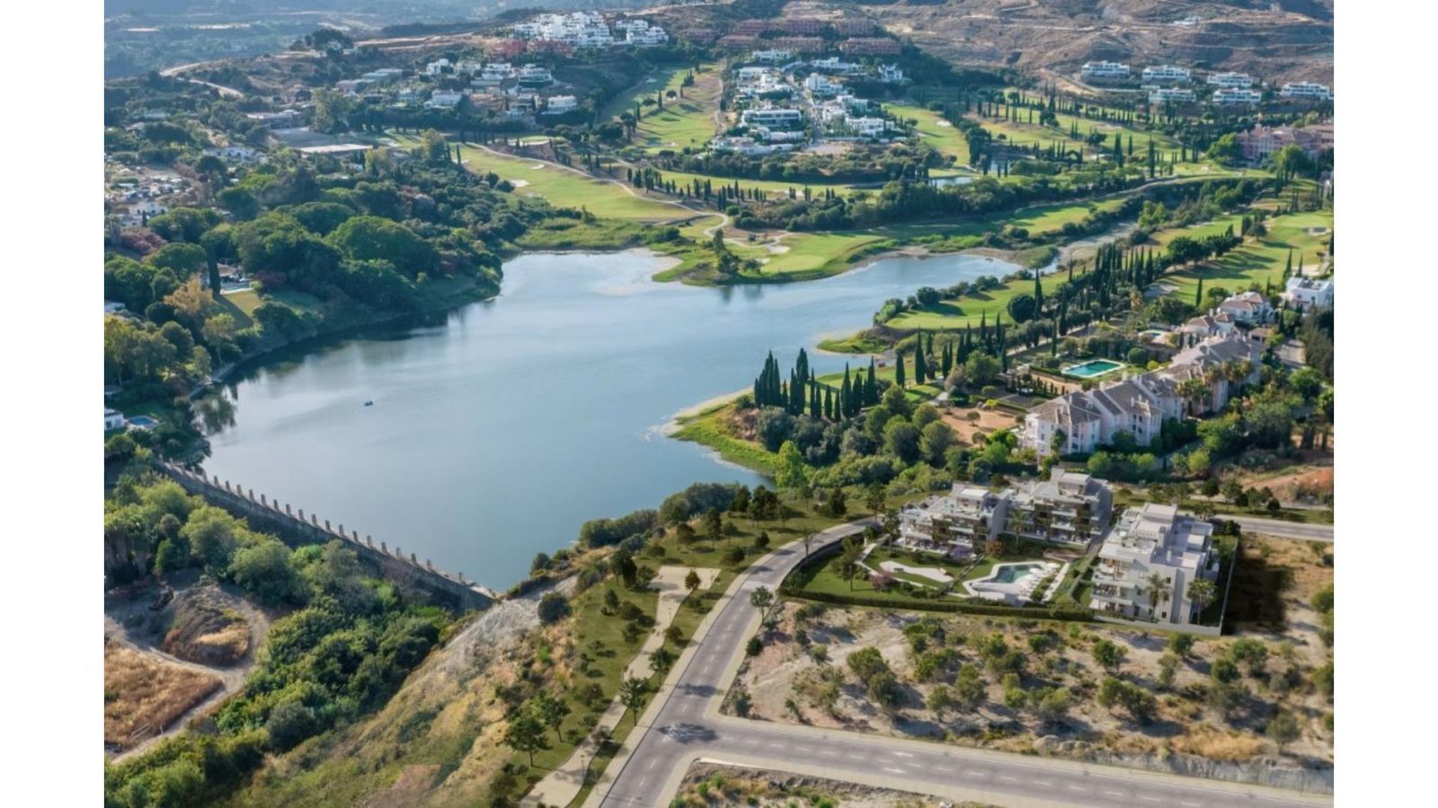 Luksusowa nieruchomość z widokiem na jezioro i pole golfowe w okolicy